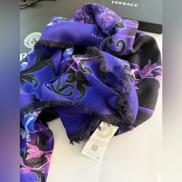 NWT VERSACE ORCHID BAROCCO
WOOL-SILK BLEND SHAWL/SCARF - Picture 7 of 11